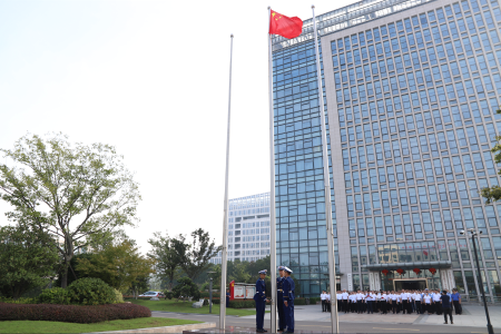 高新区举行升国旗仪式，庆祝新中国成立75周年