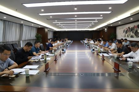 李群督导村“两委”换届前期工作和重点项目建设情况